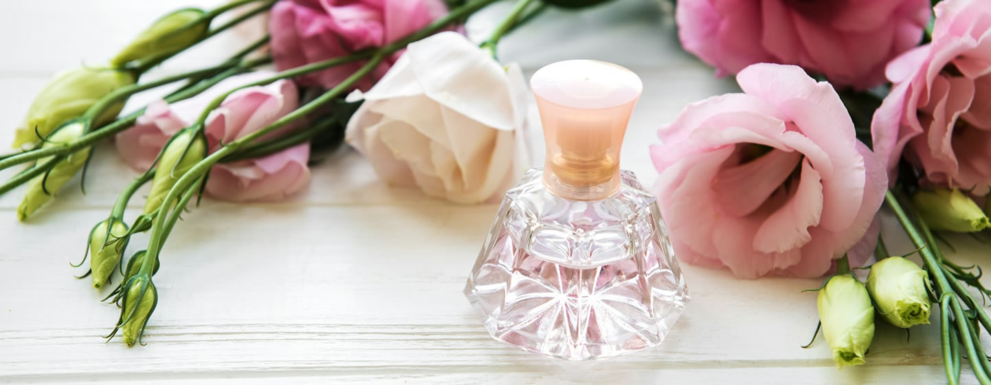 perfume-bottles-with-flowers